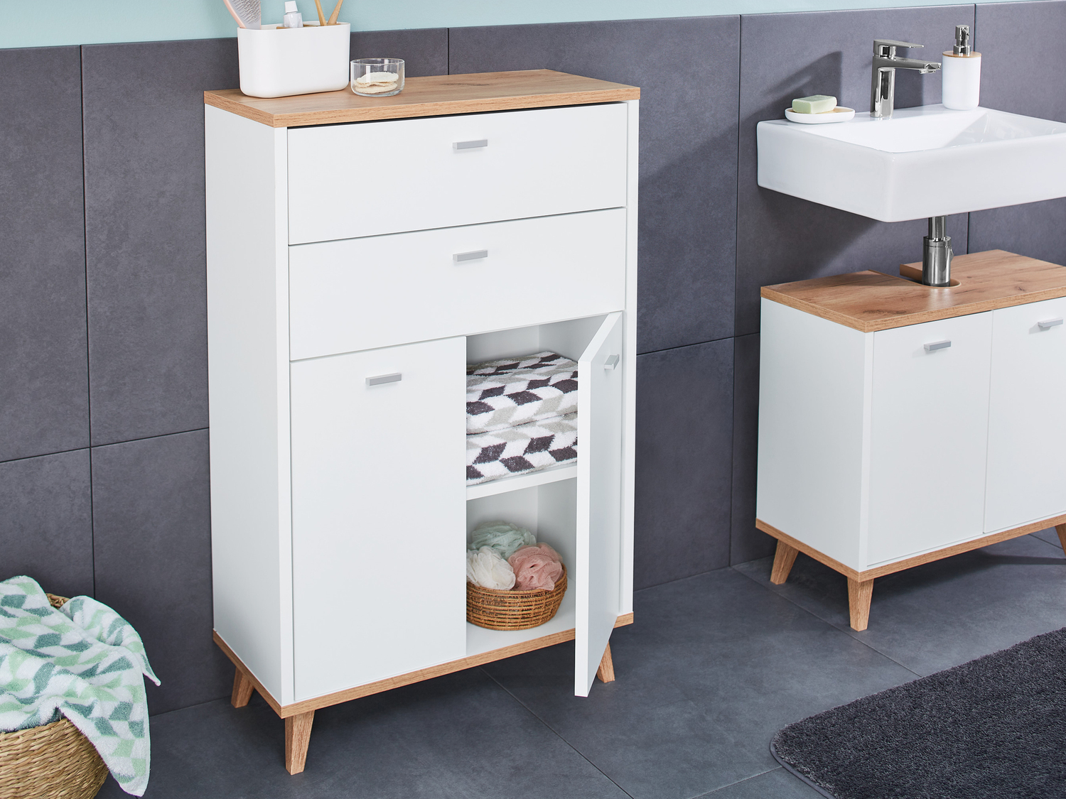 Mobiletto da bagno con 2 ante e 2 cassetti Livarno, prezzo 69.00 €
- ...