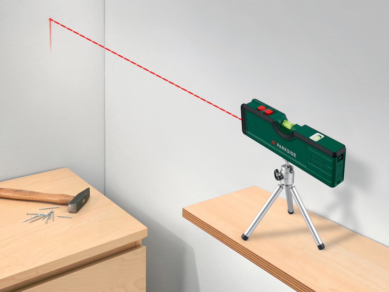 Livella laser con treppiede Parkside, prezzo 11.99 €
- Con laser lineare ...