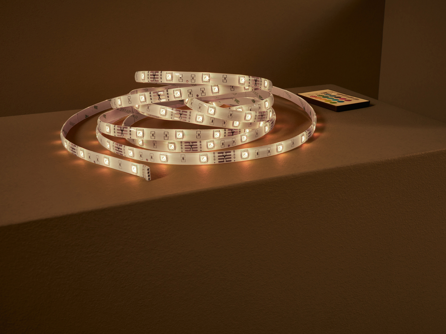 Striscia LED 5m con telecomando Livarno, prezzo 17.99 €
Risparmia energia ...