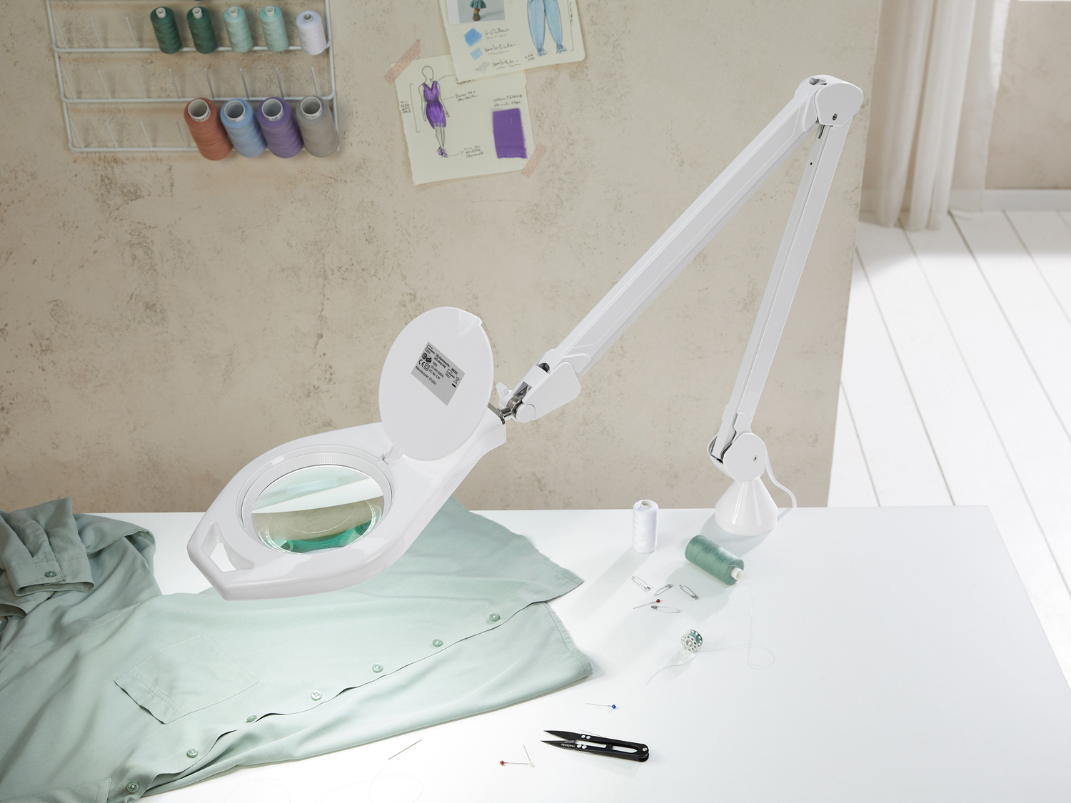 Lampada LED con lente dingrandimento Livarno, prezzo 34.99 €
- Fino all‘89% ...