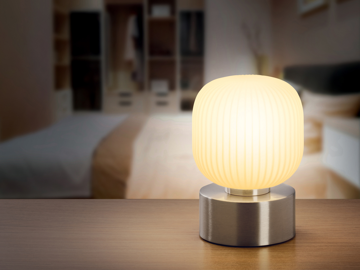 Lampada LED da tavolo Livarno, prezzo 19.99 €
- Paralume in vetro satinato
- ...