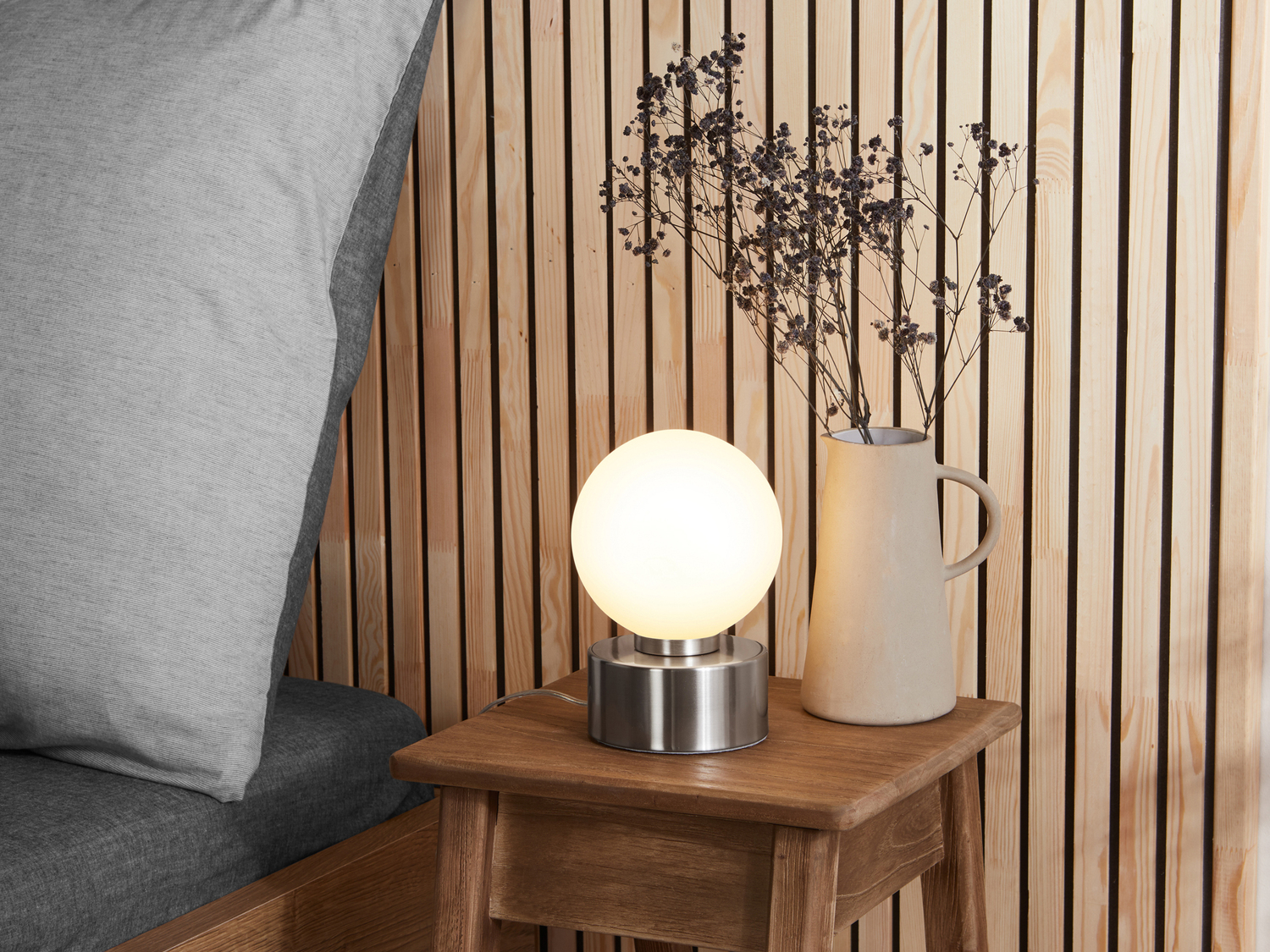 Lampada LED da tavolo Livarno, prezzo 17.99 €
- Paralume in vetro satinato
- ...