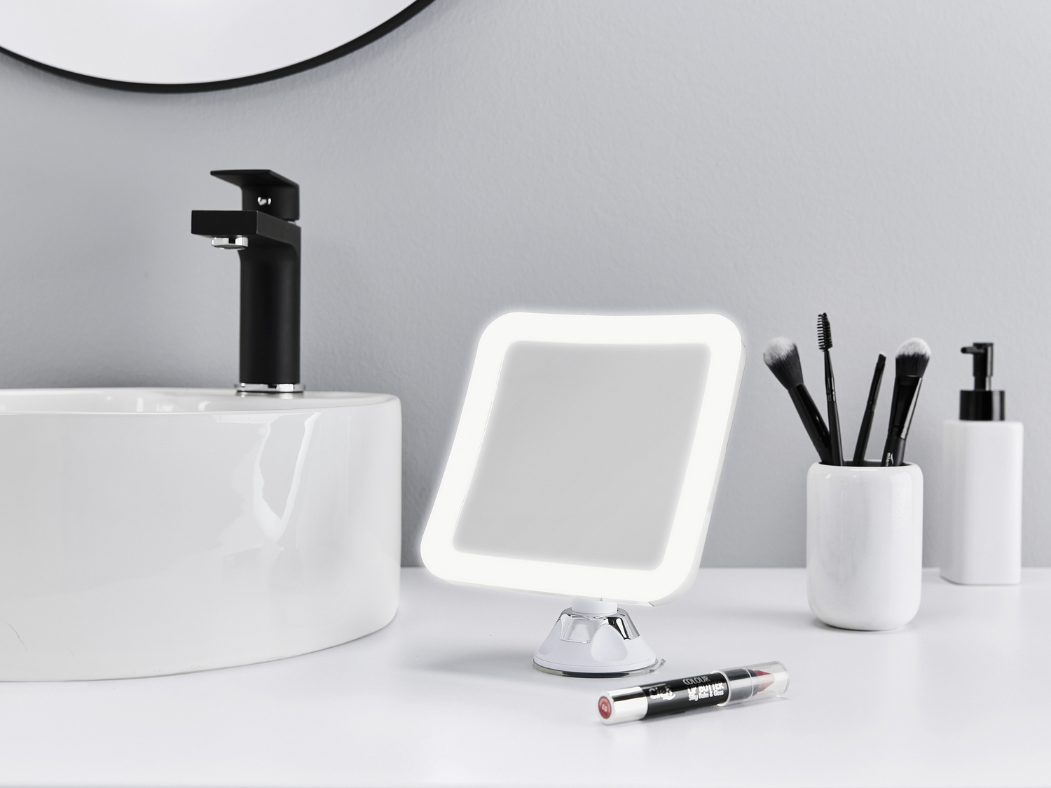 Specchio a LED per il trucco Livarno, prezzo 17.99 €
- Bordo con luce ...