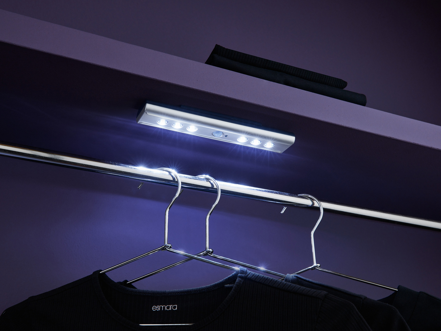 Lampada LED sottopensile con sensore Livarno, prezzo 7.99 €
- Funzionamento ...