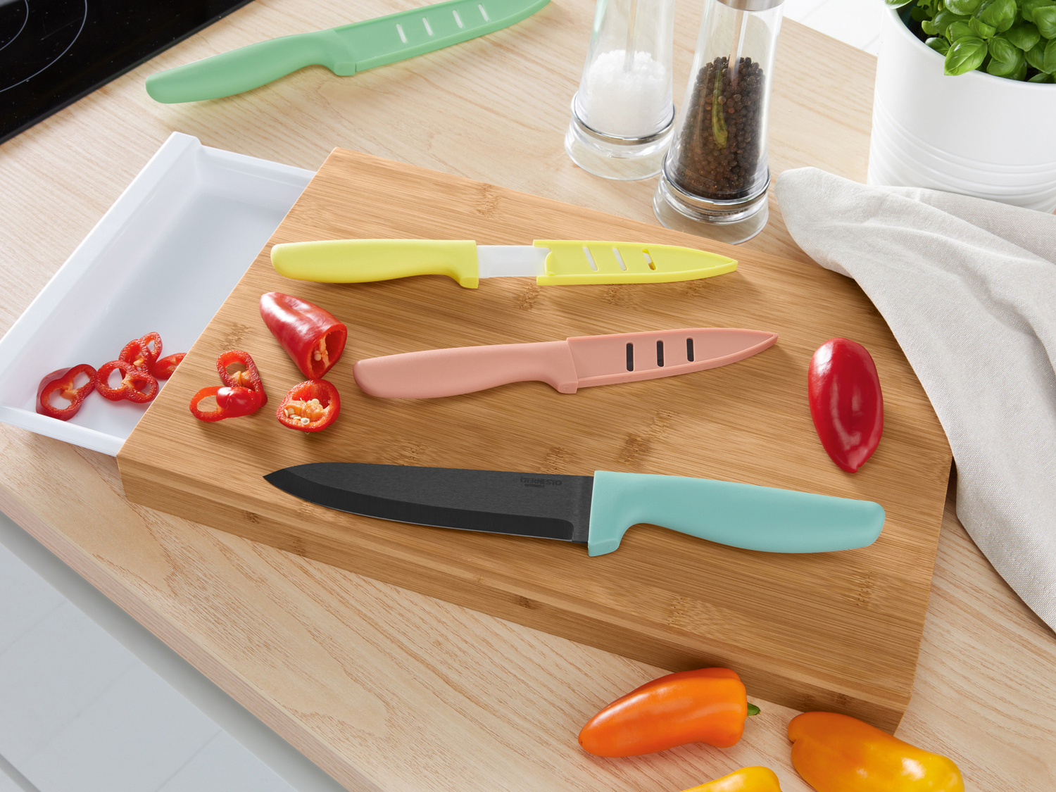 Coltello con lama in ceramica Ernesto, prezzo 7.99 €
16 cm
Caratteristiche
- ...