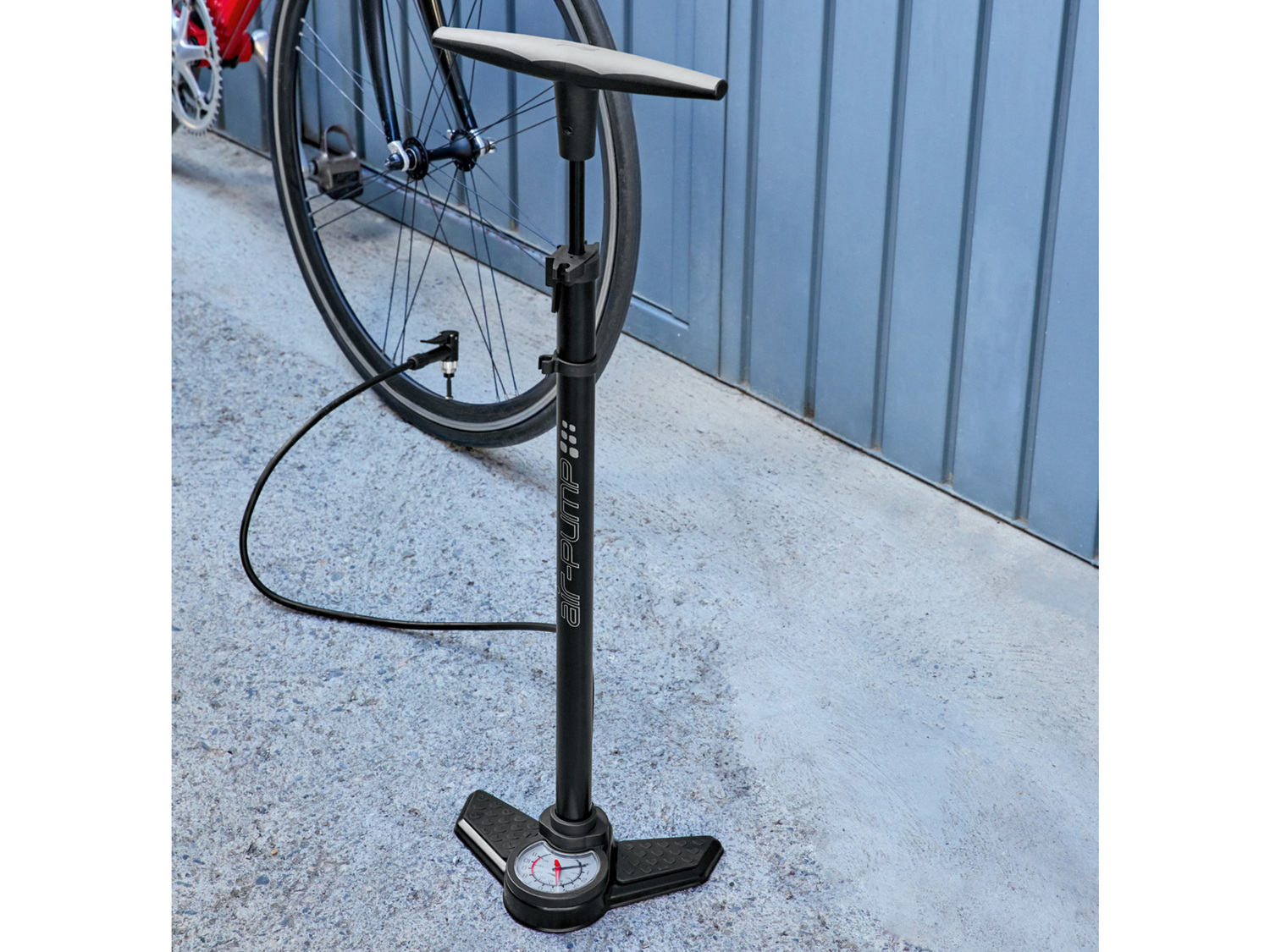 Pompa per bici con manometro Crivit, prezzo 7.99 €
- Testa della pompa ...