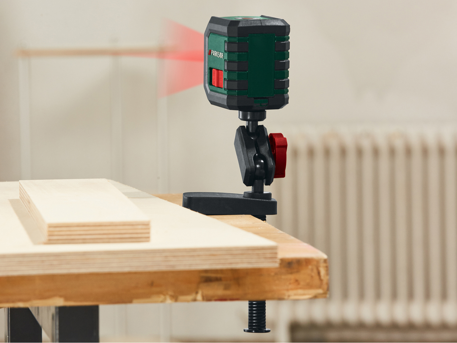 Livella laser a croce con morsetto Parkside, prezzo 24.99 €
- 2 modalità di ...