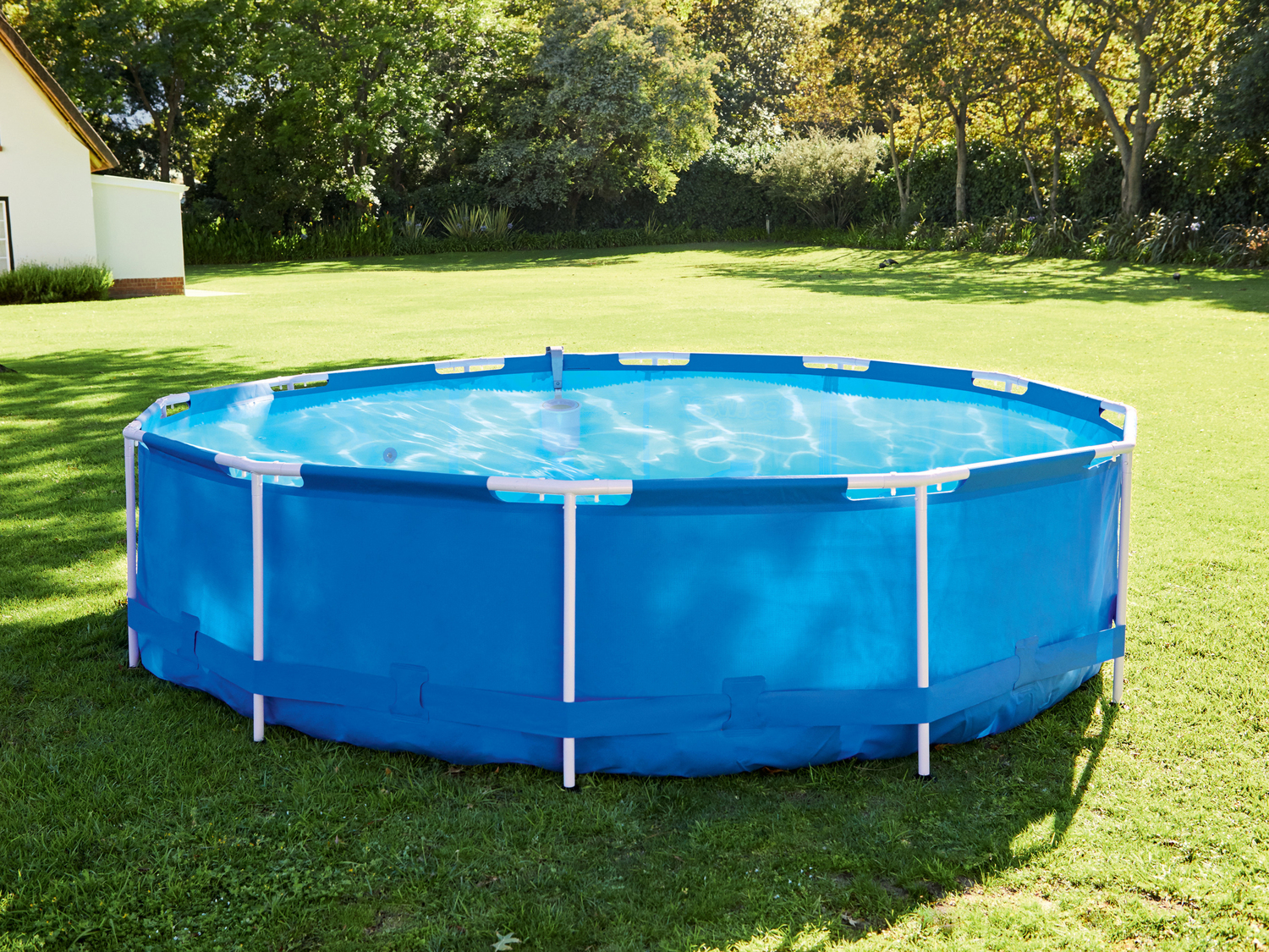 Piscina con struttura in metallo Bestway, prezzo 149.00 €
- 3,66 m x 84 cm
In ...