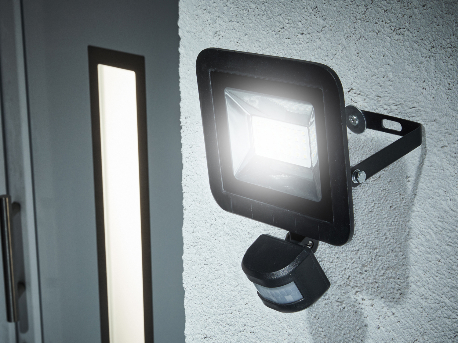 Faro LED da esterni Livarno Lux, prezzo 14.99 € 
- Sensore crepuscolare regolabile ...