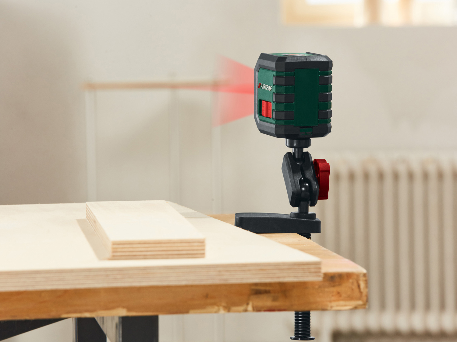 Livella laser a croce con morsetto Parkside, prezzo 24.99 €
- 2 modalità di ...