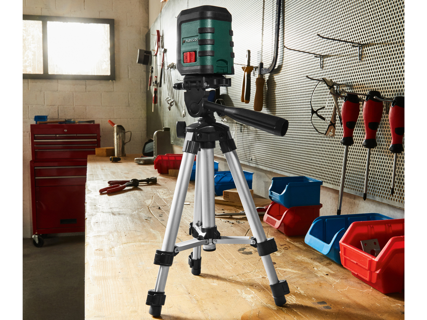 Livella laser a croce con treppiede Parkside, prezzo 29.99 €
- Testa inclinabile ...