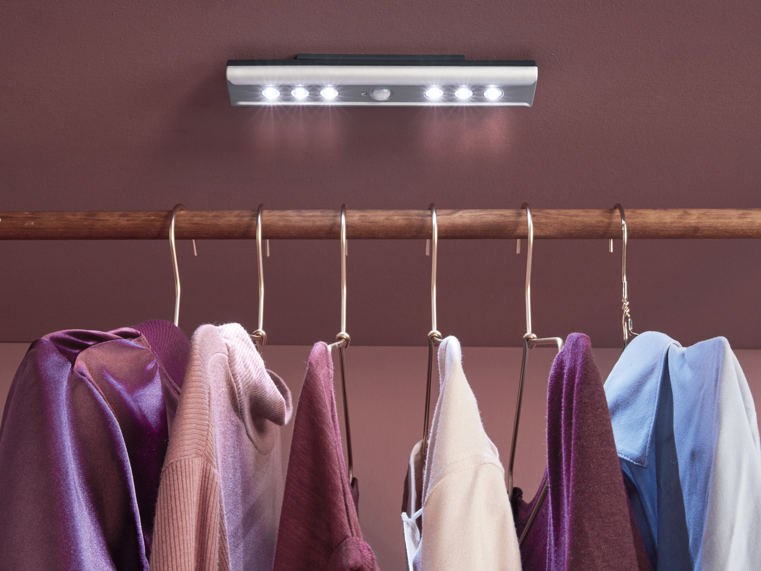 Lampada sottopensile LED con sensore di movimento Livarno Lux, prezzo 6.99 €
- ...