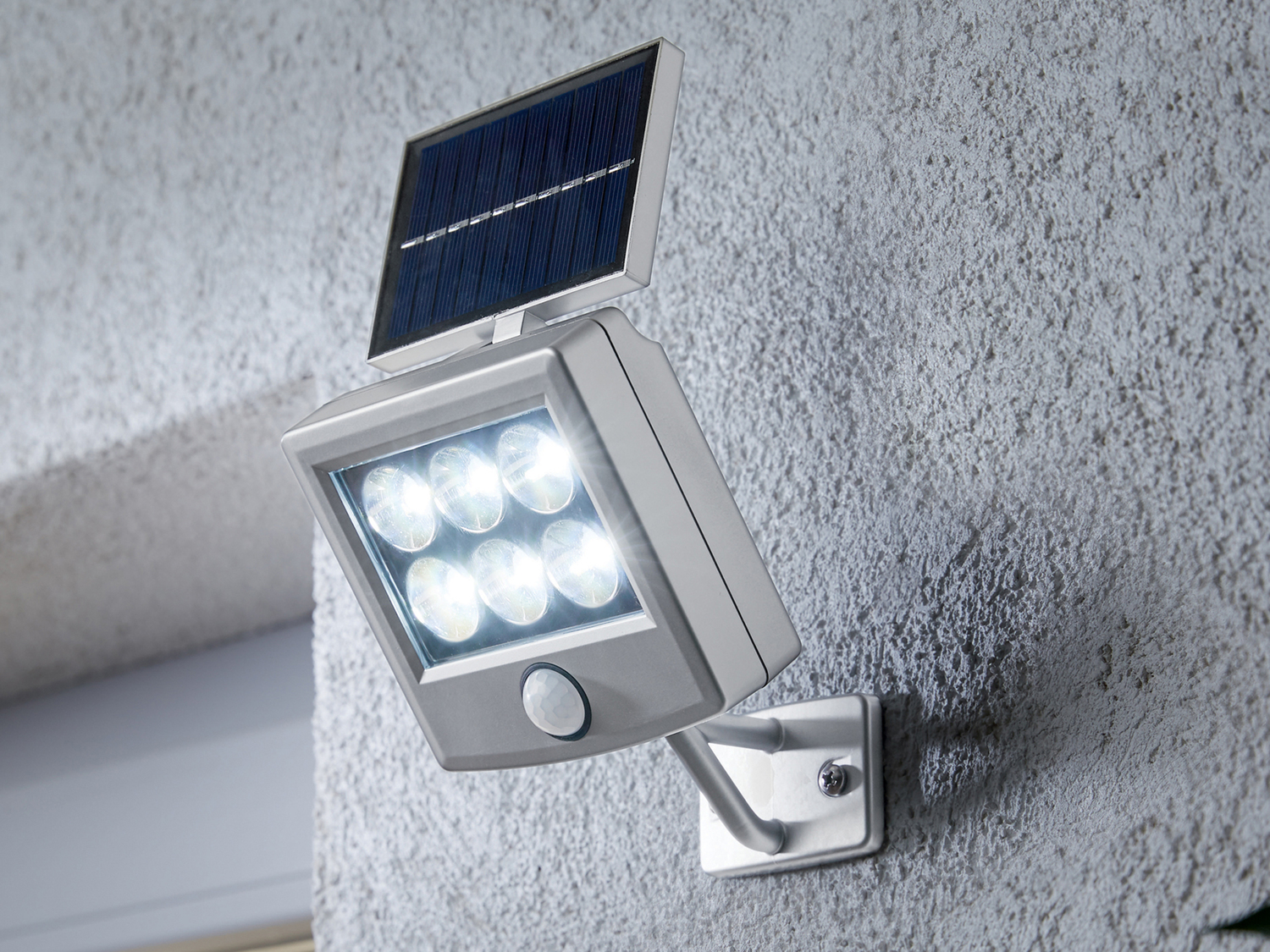 Faro LED ad energia solare, con sensore di movimento Livarno Lux, prezzo 9.99 € ...