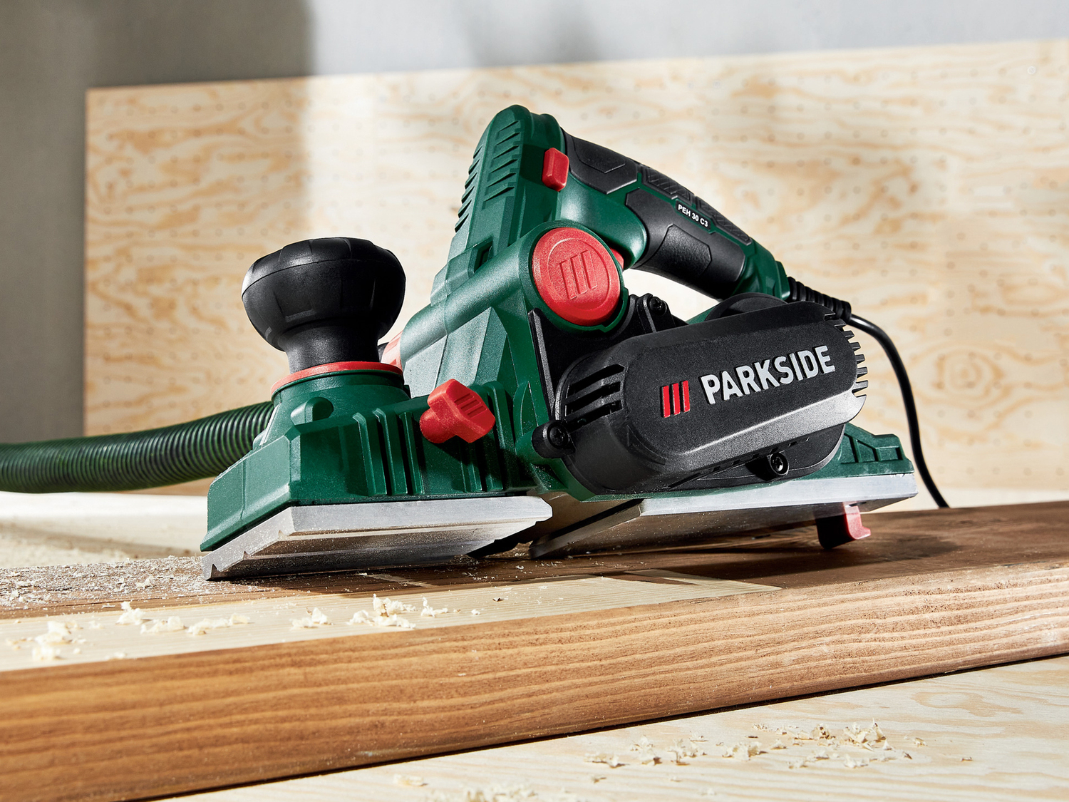 Pialla elettrica Parkside, prezzo 29.99 &#8364; 
- 3 scanalature a V di diversa ...