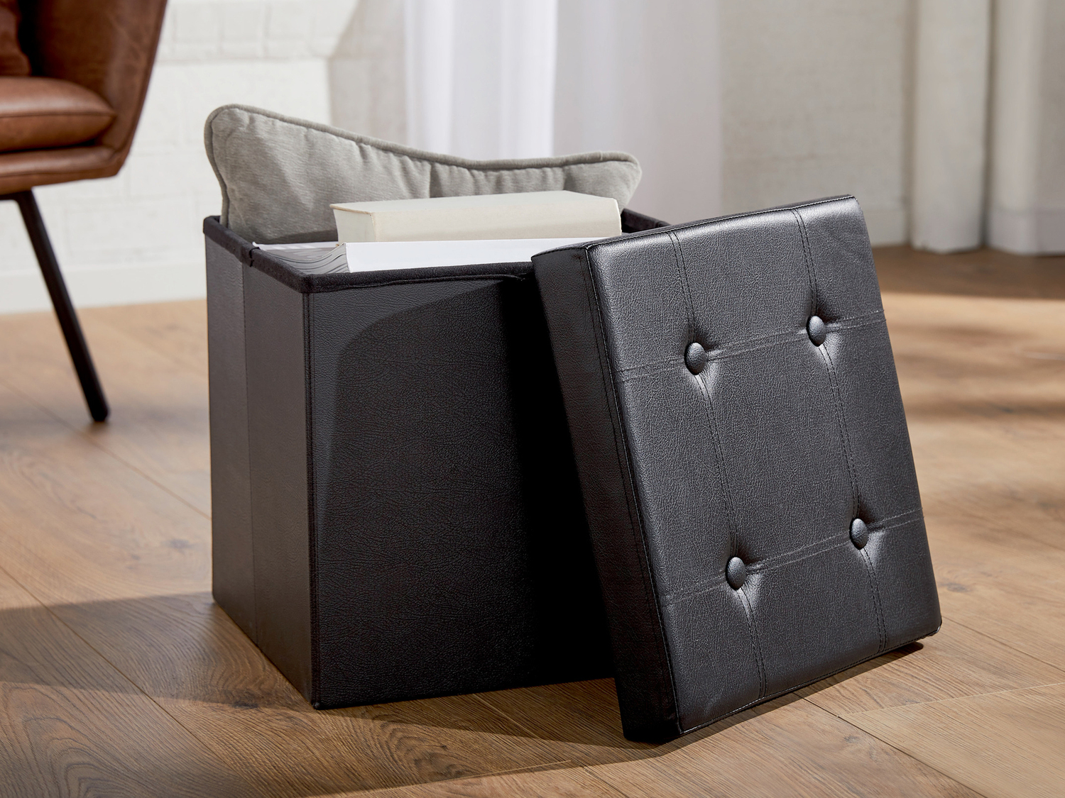 Pouf contenitore Livarno Living, prezzo 12.99 €
- Seduta imbottita e ...