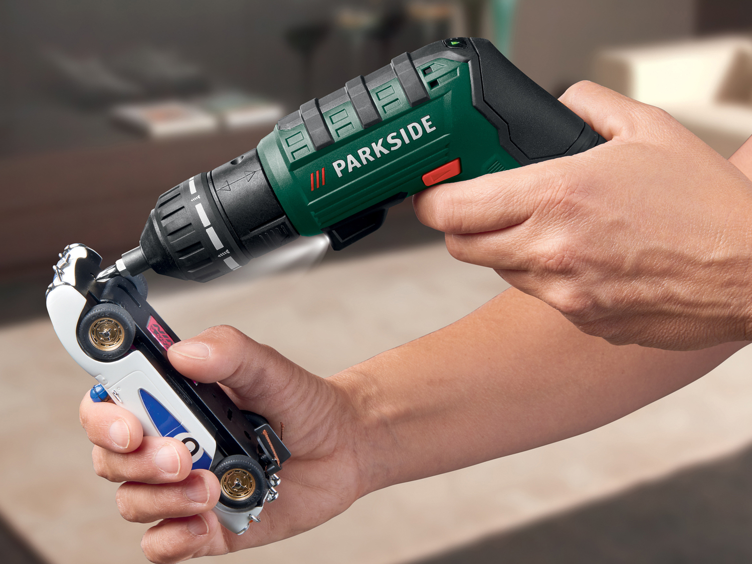 Avvitatore ricaricabile 4 in 1 Parkside PAS D5, prezzo 29.99 €
- Portabit magnetico ...