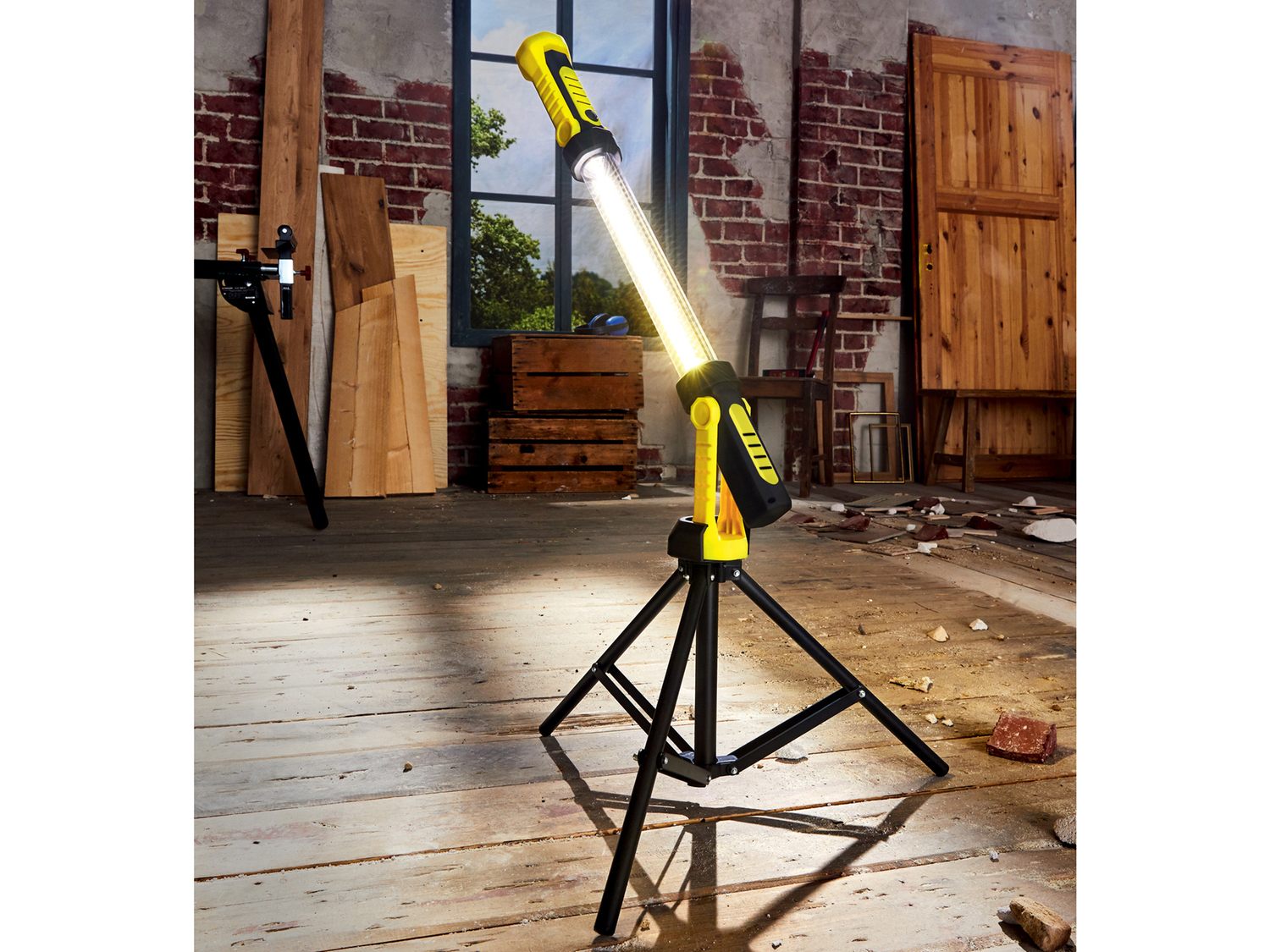 Lampada da lavoro ricaricabile con treppiede Parkside, prezzo 24.99 € 
- 2 moduli ...