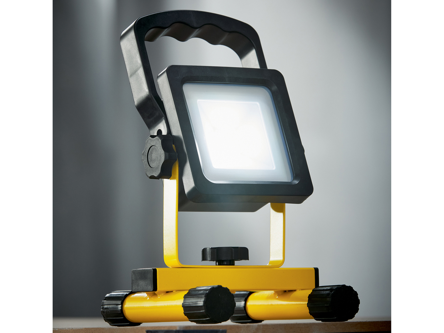 Faro LED ricaricabile da lavoro Parkside, prezzo 11.99 €
- Faretto inclinabile ...