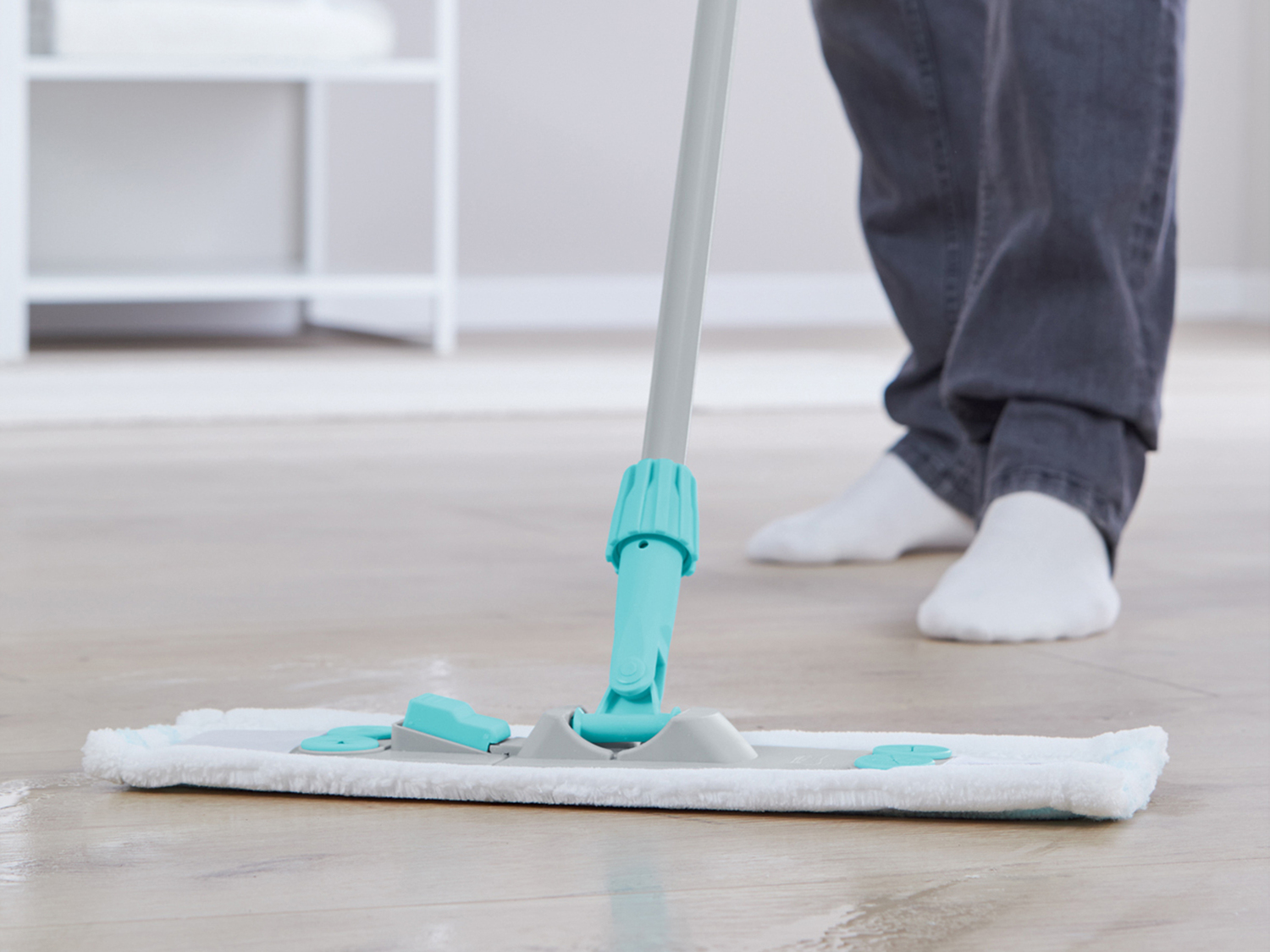 Lavapavimenti con manico telescopico AquaPur, prezzo 8.99 €
- 2 panni ...