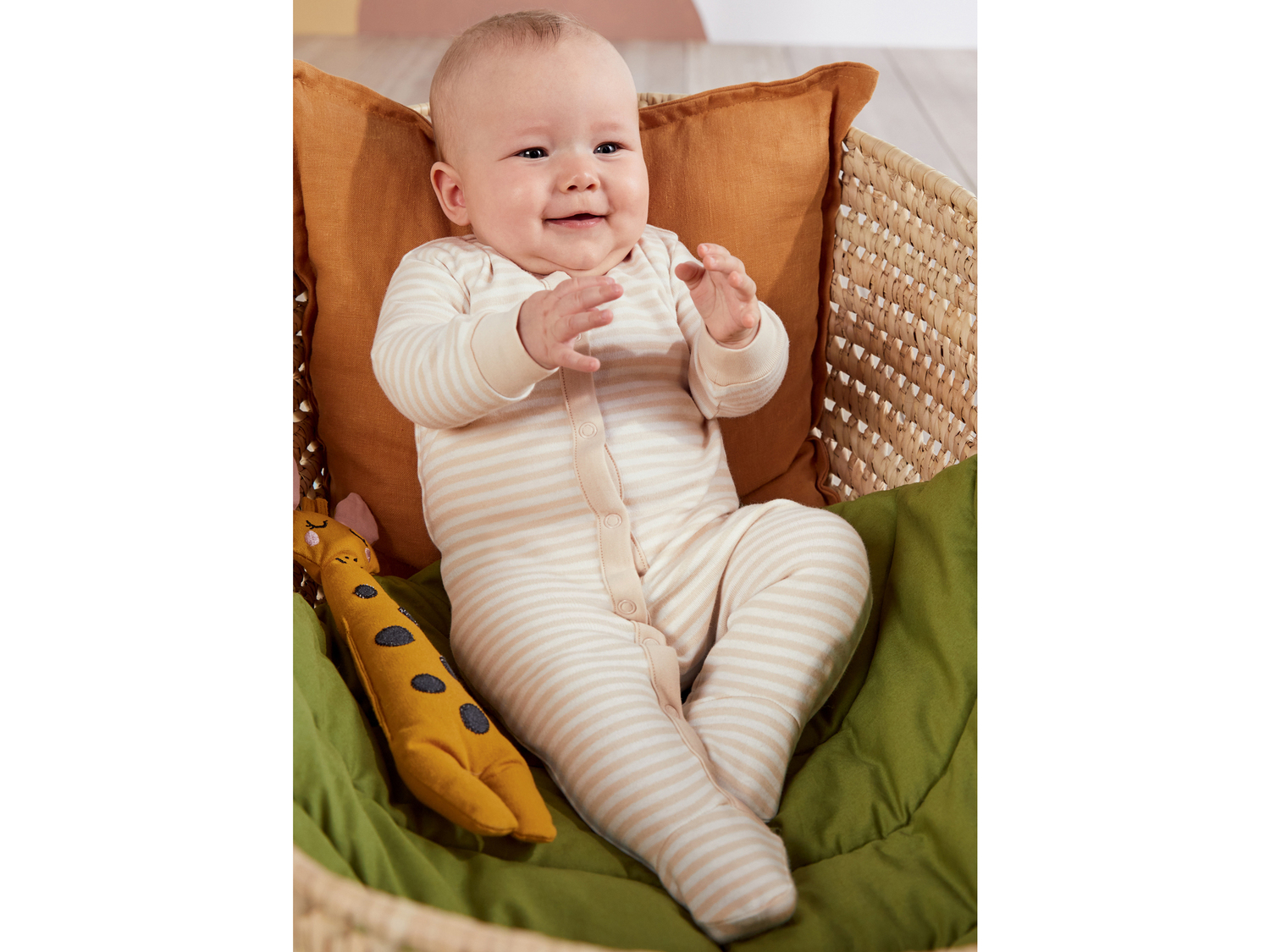 Pigiama intero da neonata Lupilu, prezzo 4.99 €
Misure: 2-24 mesi
- Puro cotone ...