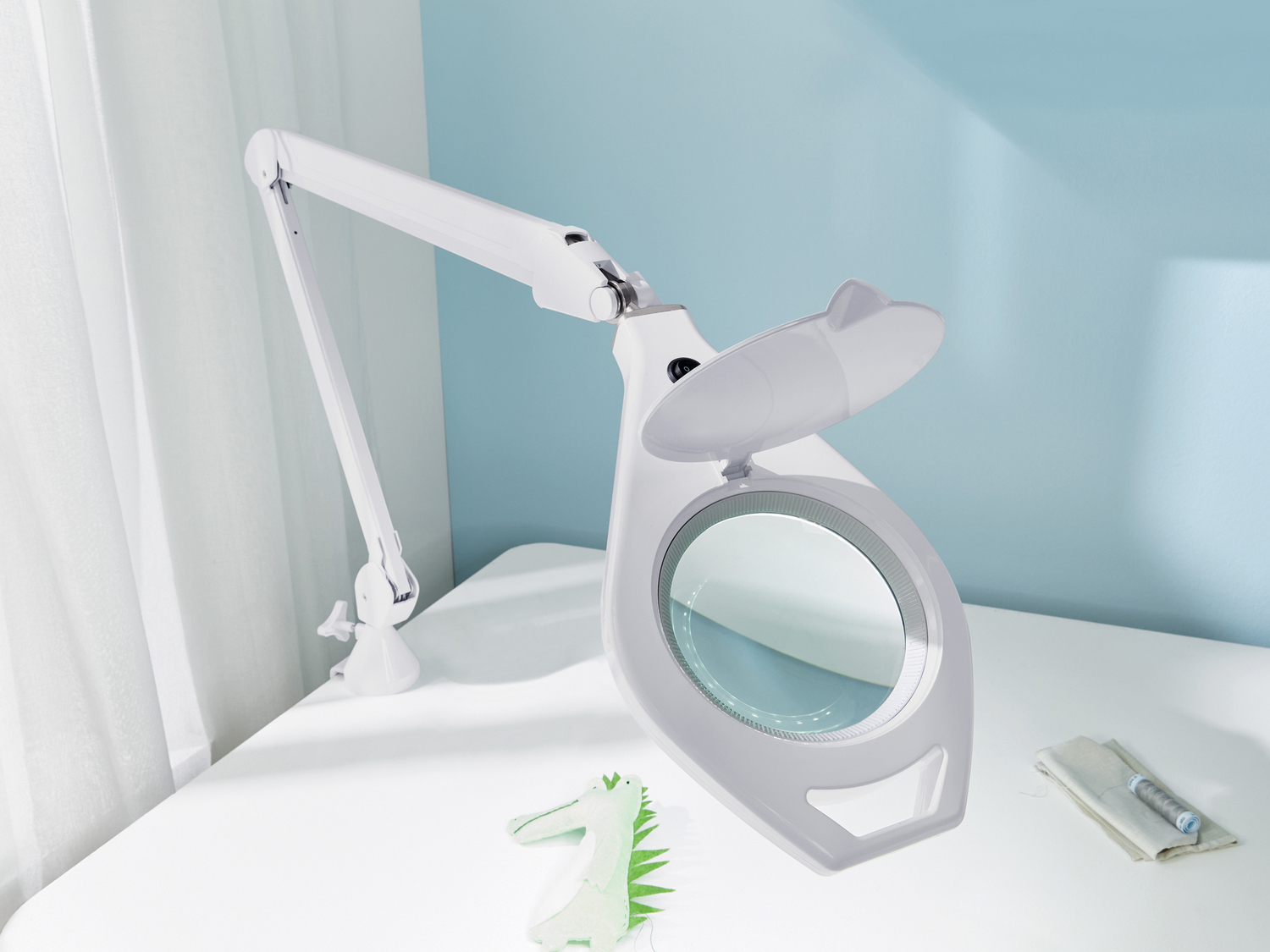 Lampada LED con lente dingrandimento Livarno, prezzo 29.99 €
- Ingrandimento ...
