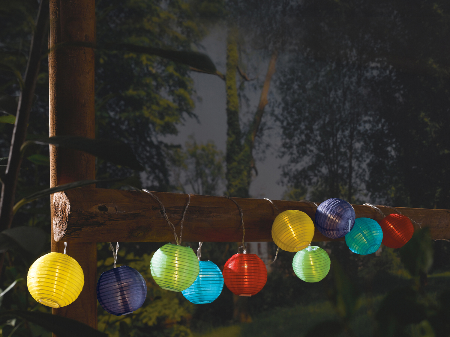 Catena luci decorative LED a energia solare Livarno, prezzo 5.99 €
- ...