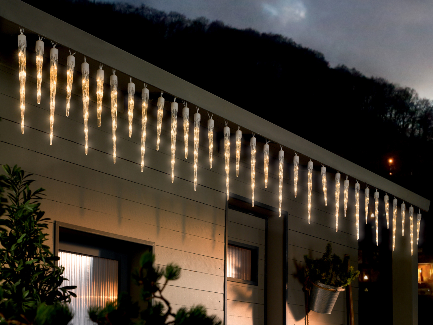 Catena luminosa con ghiaccioli Livarno, prezzo 24.99 €
- 32 ghiaccioli ...