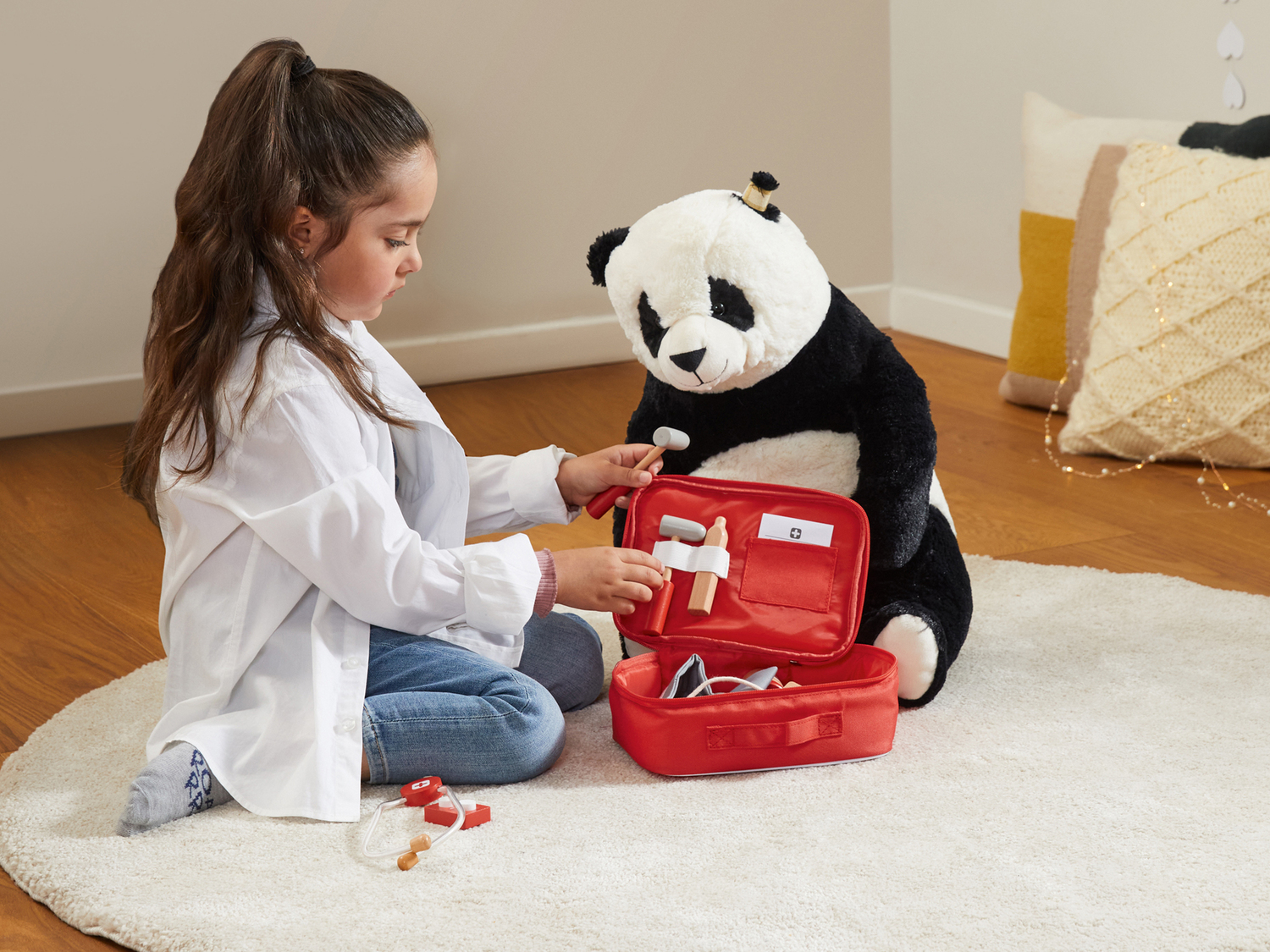 Set medico, beauty o attrezzi gioco in legno Playtive, prezzo 8.99 €
- ...