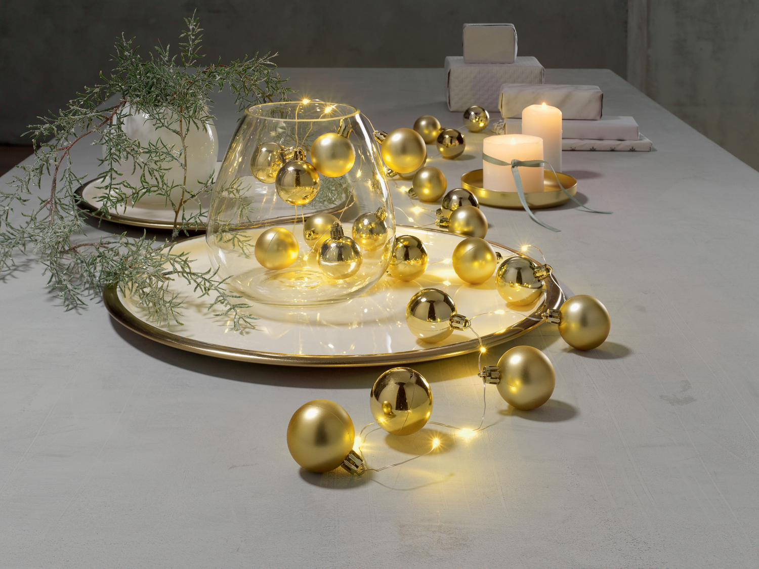 Catena luminosa LED con palline natalizie Livarno, prezzo 9.99 €
- 24 ...