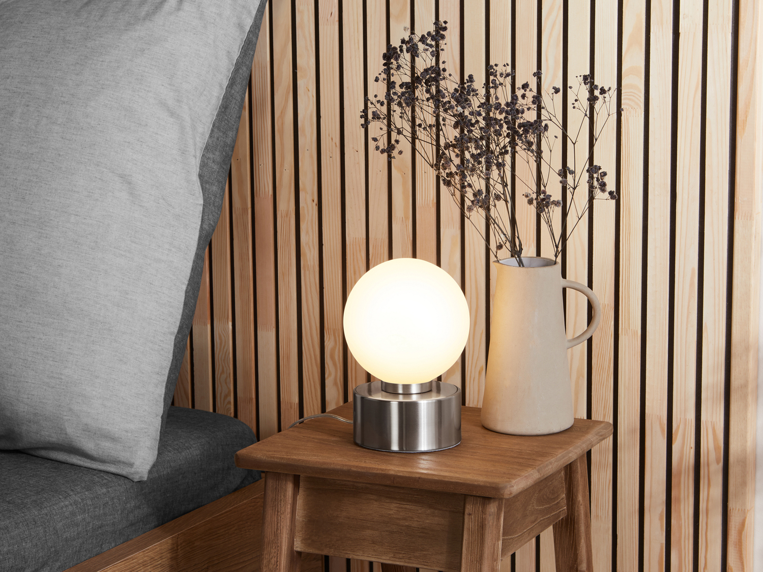 Lampada LED da tavolo Livarno, prezzo 19.99 €
- Paralume in vetro satinato
- ...