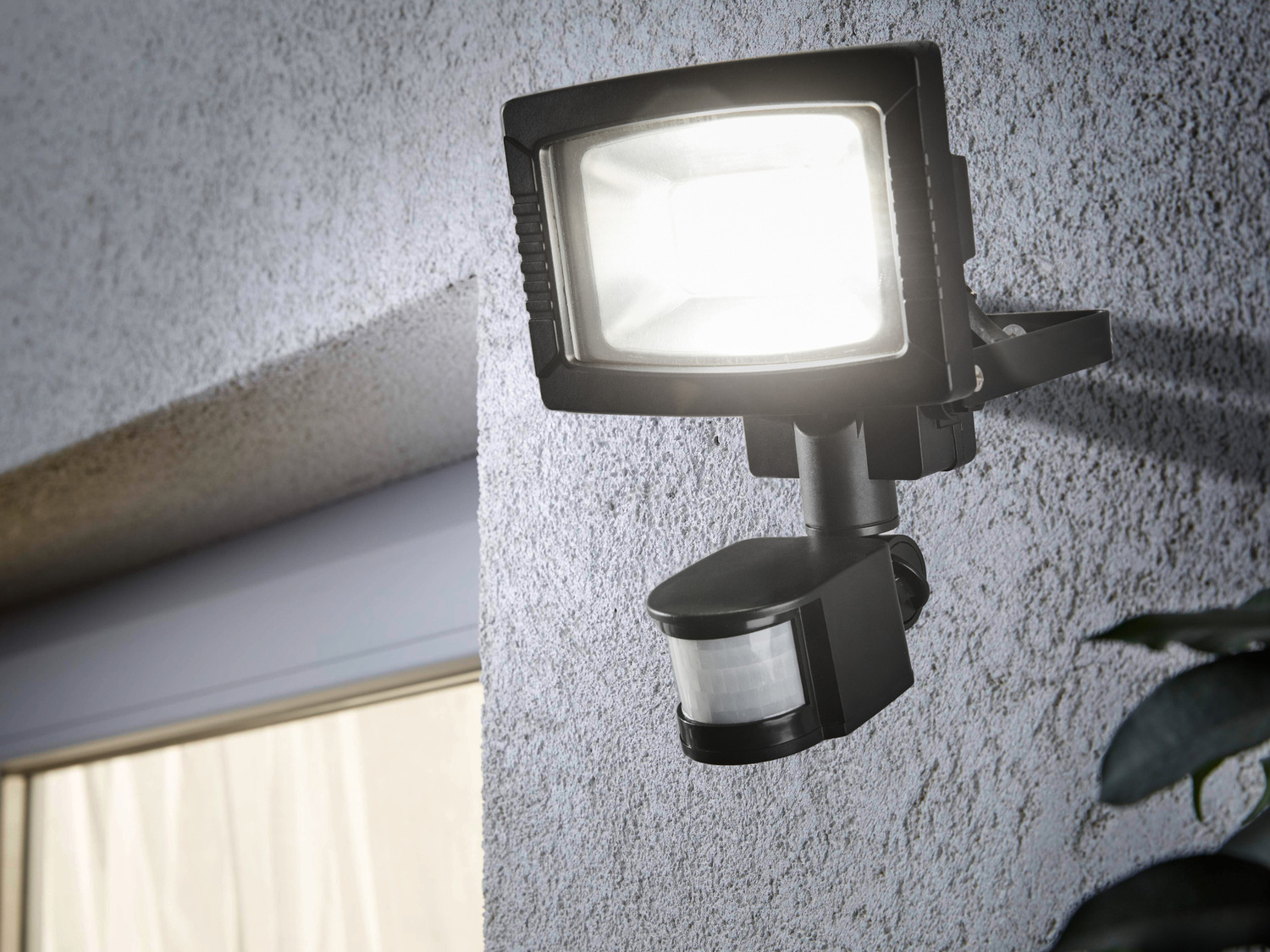 Faro LED con rilevatore di movimento Livarno, prezzo 19.99 &#8364; 
- Con sensore ...