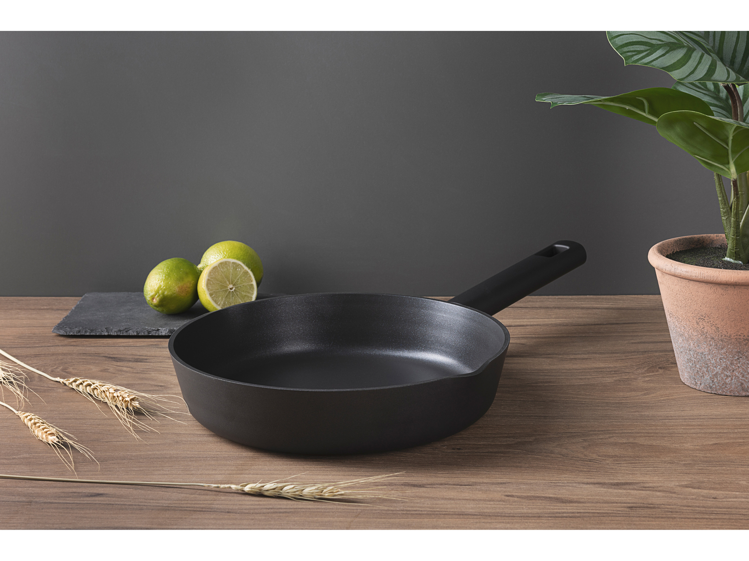 Padella in alluminio Masterpro, prezzo 17.99 €
Ø 24 cm
- Doppio beccuccio
- ...