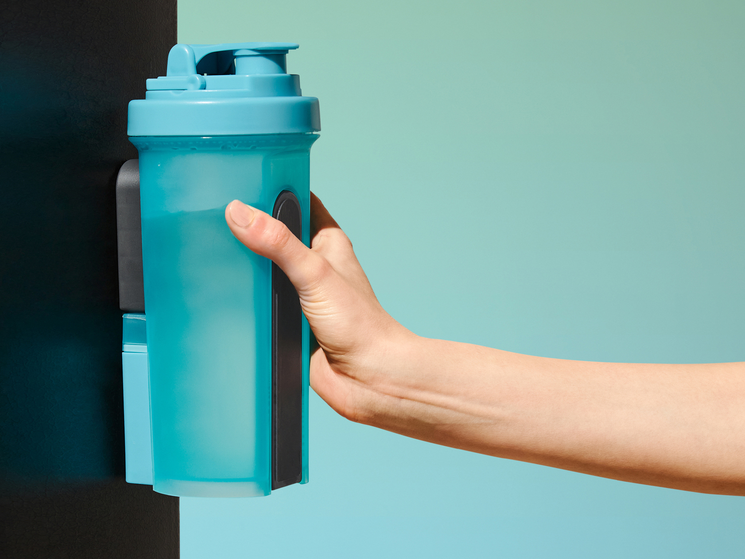 Borraccia fitness magnetica Crivit, prezzo 7.99 €
- Con supporto magnetico ...