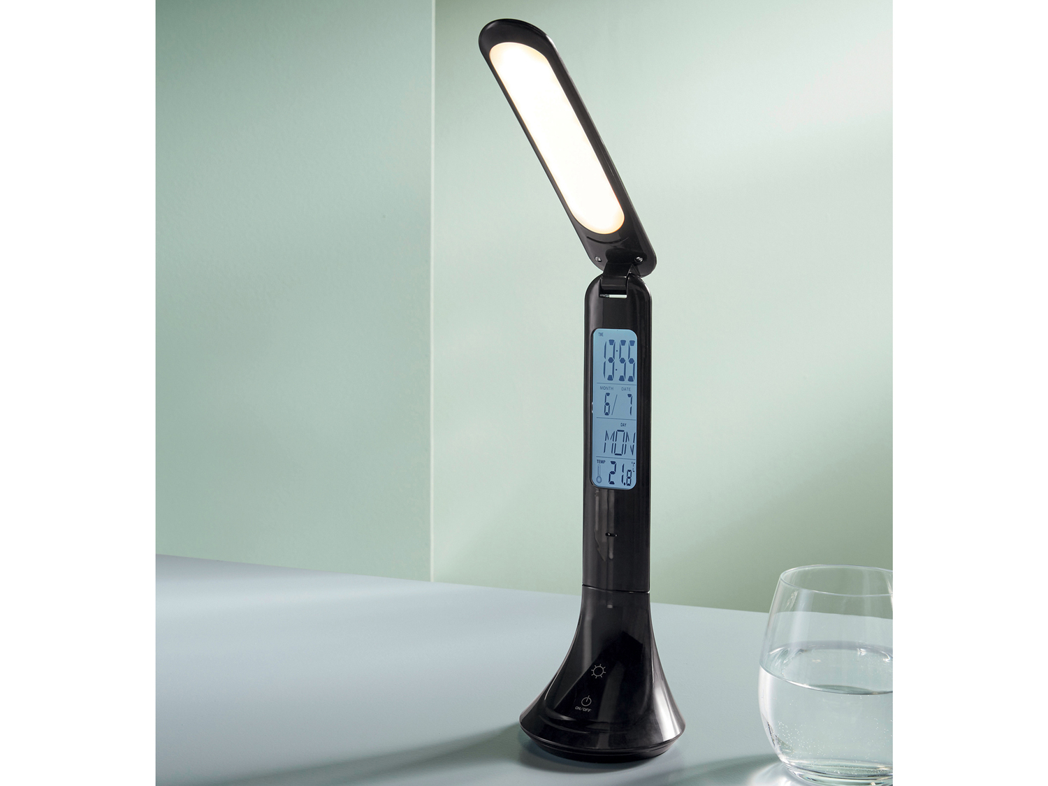 Lampada LED da tavolo con orologio Livarno Lux, prezzo 11.99 €
- Con ...