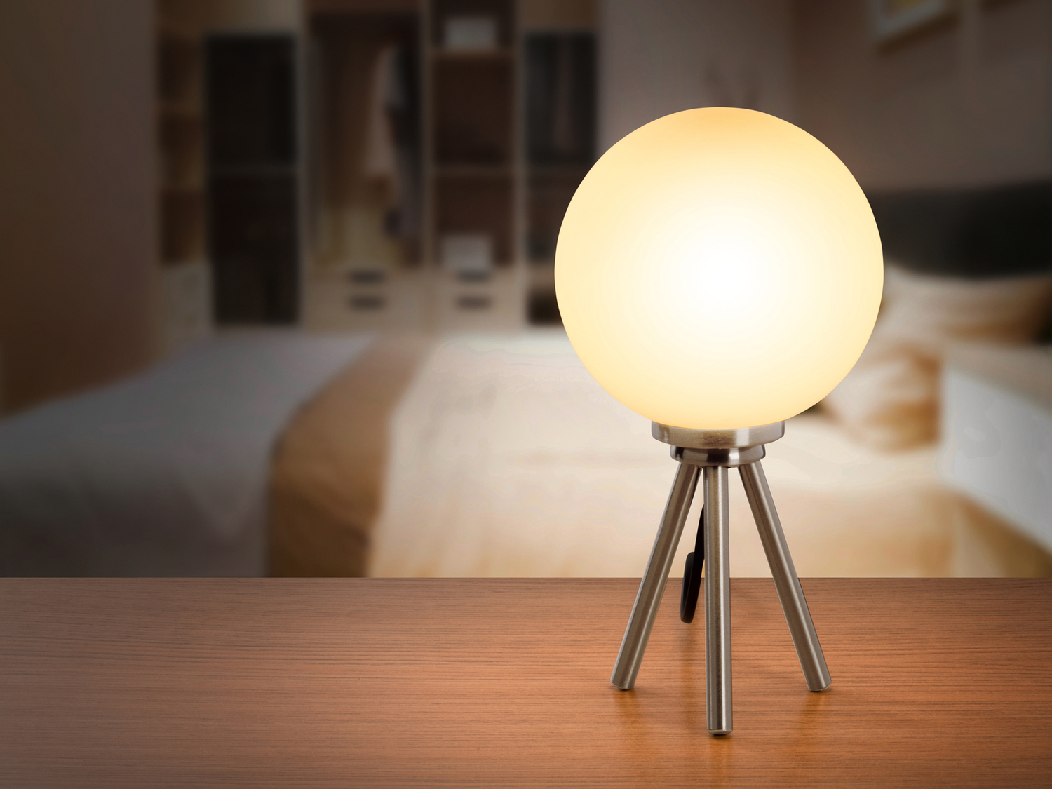 Lampada LED da tavolo Livarno, prezzo 19.99 €
- Paralume in vetro satinato
- ...