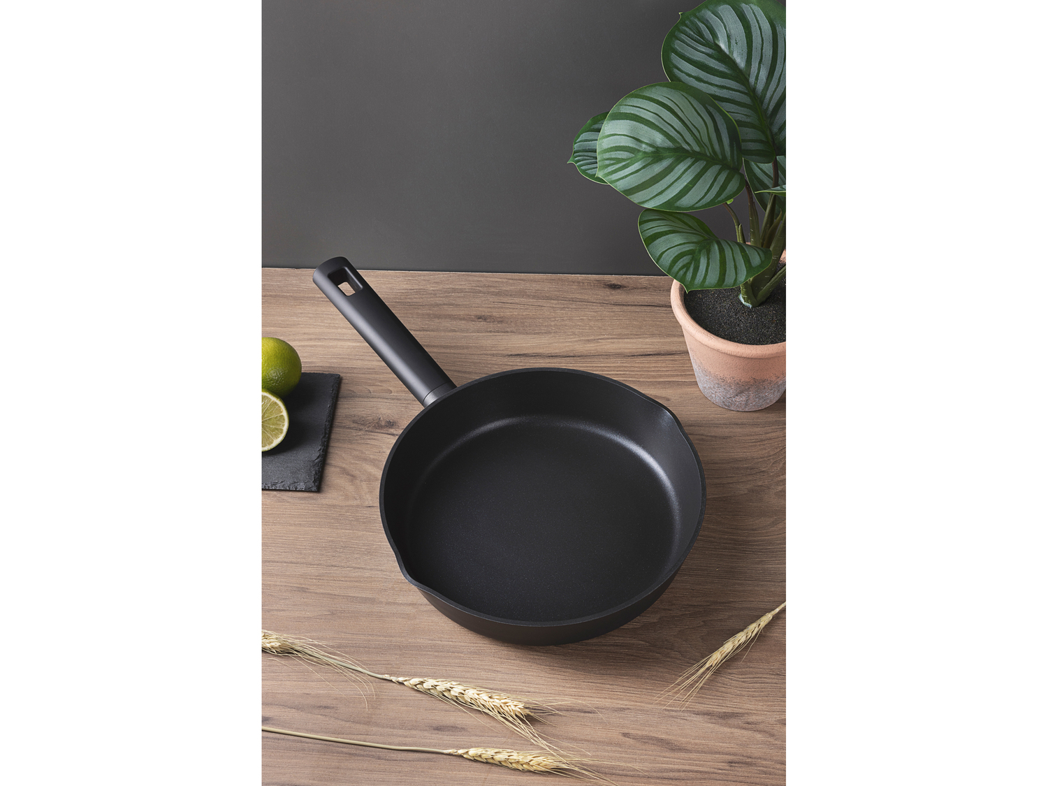 Padella in alluminio Masterpro, prezzo 17.99 €
Ø 24 cm
- Doppio beccuccio
- ...