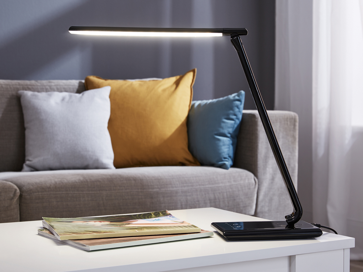Lampada LED da tavolo Livarno Lux, prezzo 19.99 €
- Con porta USB e pannello ...