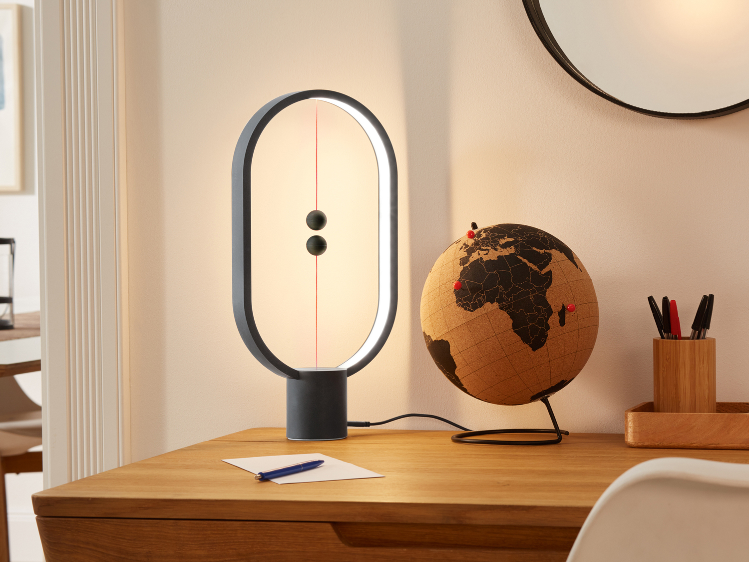 Lampada LED da tavolo con sfere magnetiche Livarno Lux, prezzo 27.99 €
- Coppia ...