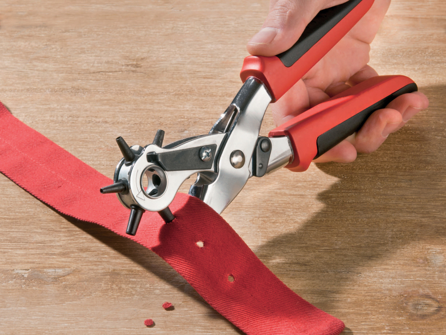 Set pinze da calzolaio Parkside, prezzo 5.99 €
- Inclusi 100 occhielli e 25 ...